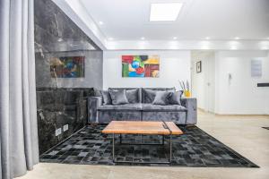 a living room with a couch and a table at Apto de 2 Quartos no 35 andar c 2 Vagas - SEV3507 in Curitiba +59 photos