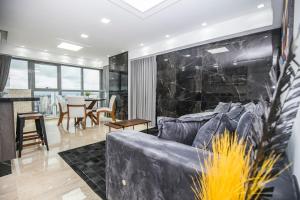 a living room with a couch and a table at Apto de 2 Quartos no 35 andar c 2 Vagas - SEV3507 in Curitiba