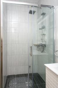 um chuveiro com porta de vidro em um banheiro em Apartment Ivy em Dubrovnik