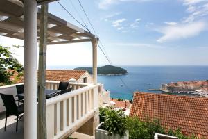 uma varanda com vista para o oceano em Apartment Ivy em Dubrovnik