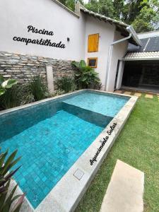 ein Swimmingpool vor einem Haus in der Unterkunft Loft do Fotógrafo 1 - Ao lado do Rio das Almas in Pirenópolis