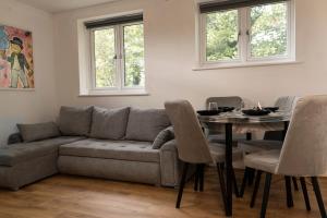 a living room with a couch and a table at Luxury Flat FREE PARKING-Next To Station in Luton