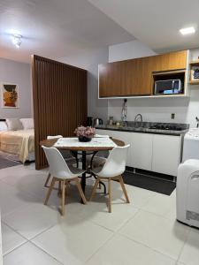 a kitchen and dining room with a table and chairs at Loft veraneio in Balneário Camboriú