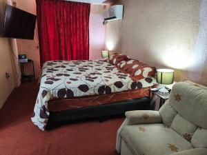 a bedroom with a bed and a couch and a chair at Departamento independiente en Playa sol in Coatzacoalcos