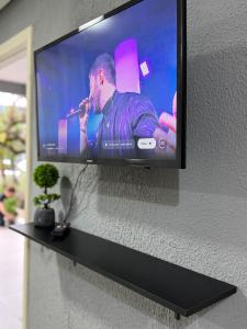 a flat screen tv hanging on a wall at Loft veraneio in Balneário Camboriú +7 photos