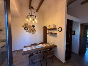a dining room with a table and a clock on the wall at Solange Suite en ValQuirico in Santeagueda