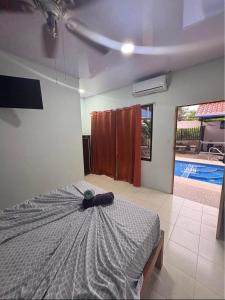 Beach room 3 Diamond Hotel Parrita في باريتا: غرفة نوم بسرير ومسبح