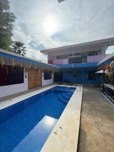 Beach room 3 Diamond Hotel Parrita في باريتا: حمام سباحة أمام منزل