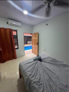 Beach room 3 Diamond Hotel Parrita في باريتا: غرفة نوم بها سرير في الغرفة