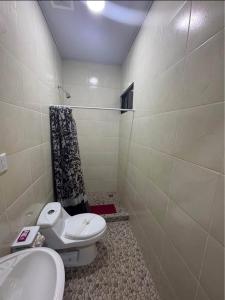 Beach room 3 Diamond Hotel Parrita في باريتا: حمام صغير مع مرحاض ومغسلة