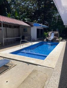 Beach room 3 Diamond Hotel Parrita في باريتا: مسبح وزحليقة في ساحة