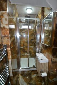 Harrow on the Hillにある135 Watford road 3 bedroom villaのシャワーと洗面台付きのバスルーム +29枚の写真