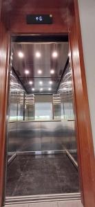 una puerta de ascensor en un edificio con un cartel en Luxury Oaks Apartment, en Flic en Flac