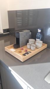Un mostrador con un microondas y cuencos sobre una tabla de cortar. en Petit Suite, en Valle Gran Rey