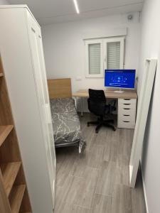 TV a/nebo společenská místnost v ubytování Casa Boutique en Pozuelo con 8 habitaciones y 4 baños compartidos + 18 fotografií