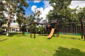 a playground with a slide in a park at Dia de playa en Paradise Point in Nueva Gorgona