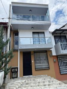 una casa con ventanas de vidrio y una puerta en Hermosa casa en Montebonito, Dosquebradas, en Dosquebradas