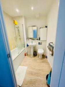 ein Badezimmer mit Waschbecken, Toilette und Dusche in der Unterkunft Modern two-bedroom flat near Cambridge University Biomedical Campus in Trumpington