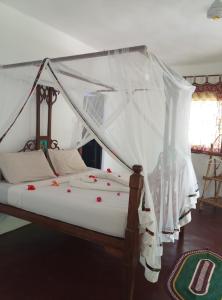 Un pat sau paturi într-o cameră la The Dream Garden Bungalow