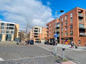 eine leere Stadtstraße mit Gebäuden und einer Straßenbeleuchtung in der Unterkunft Modern two-bedroom flat near Cambridge University Biomedical Campus in Trumpington + 6 Fotos