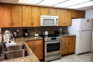 Kuchyň nebo kuchyňský kout v ubytování Edgewater 506 Condominium Condo