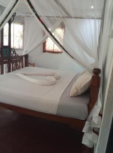 Un pat sau paturi într-o cameră la The Dream Garden Bungalow