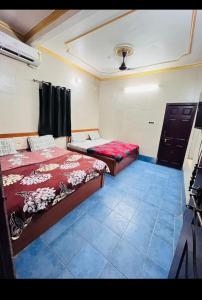 Postel nebo postele na pokoji v ubytování Yaduvanshi dham
