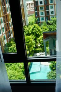 Ban Pra DokにあるCaesar's Suite Condo Koratの窓からの眺め +9枚の写真