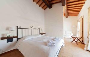 um quarto com uma grande cama branca num quarto em La Perticara Agriturismo em Acquasparta