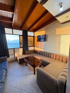 a living room with a couch and a table at Étoile de la mer in Ksar es Sghir