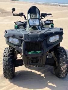 ein im Sand in der Wüste geparktes ATV in der Unterkunft Mambrui Holiday Villa Nyumba Nane in Malindi + 5 Fotos