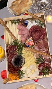 una bandeja de diferentes tipos de comida en una mesa en Le Cocoon Sernhac - chambre romantique, en Sernhac