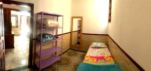 a room with a shelf with a pillow and a table at Casa da Gabi - Hospedagem Familiar em Paraty in Paraty +2 photos