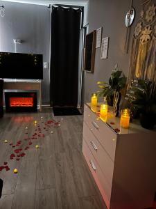 sala de estar con velas en el suelo en Le Cocoon Sernhac - chambre romantique, en Sernhac