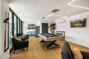 Una sala de estar con una mesa de billar. en Mint - Jacuzzi - Center of Old Town, en Scottsdale