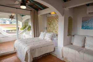 Postel nebo postele na pokoji v ubytování Sayulita Central Hotel