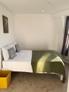 Postel nebo postele na pokoji v ubytování BRAND NEW 2 bed flat plus living room for 7 people near from Chelsea Stadium with welcome breakfast