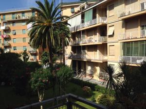 apartamentowiec z palmą przed nim w obiekcie Casa Cristina w Rapallo
