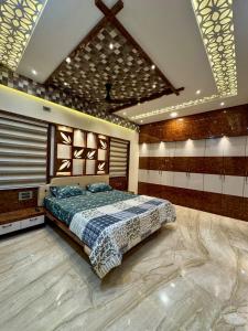 a bedroom with a large bed in a room at Ultra Luxurious 4 BHK VILLA in Bengaluru +70 photos