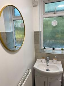 Koupelna v ubytování BRAND NEW 2 bed flat plus living room for 7 people near from Chelsea Stadium with welcome breakfast