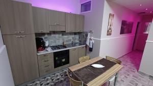 Η κουζίνα ή μικρή κουζίνα στο Angela apartments 01