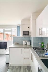 Dapur atau dapur kecil di 45 New Esplanade Court +13 gambar
