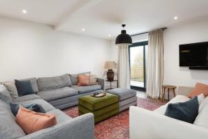 Una sala de estar con un sofá y un televisor. en Brockview House - Eco 4 bed, en Holcombe