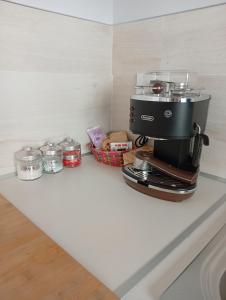 una macchina per il caffè appoggiata su un bancone di Iris Cottage ad Anzola dell'Emilia