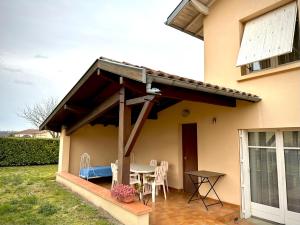 CassagneにあるGîte les Foysのパティオ(テーブル、日よけ付)