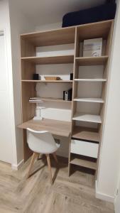 escritorio y silla en una habitación en Grand studio, avec terrasse, en Lauzerville