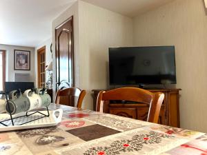 CassagneにあるGîte les Foysのテーブル(テレビ付)、テーブル(テーブル・シドックス・シドックス)