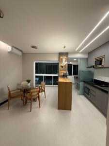 a kitchen and dining room with a table and chairs at Comfort Jardins II - Em frente ao Shopping- Neo Residence in Aracaju