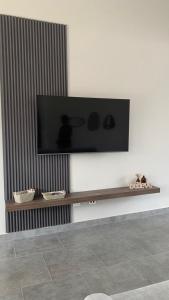 TV a/nebo společenská místnost v ubytování BosqueVivo - Cabaña de lujo con piscina y jacuzzi en Doradal