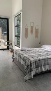 Postel nebo postele na pokoji v ubytování BosqueVivo - Cabaña de lujo con piscina y jacuzzi en Doradal